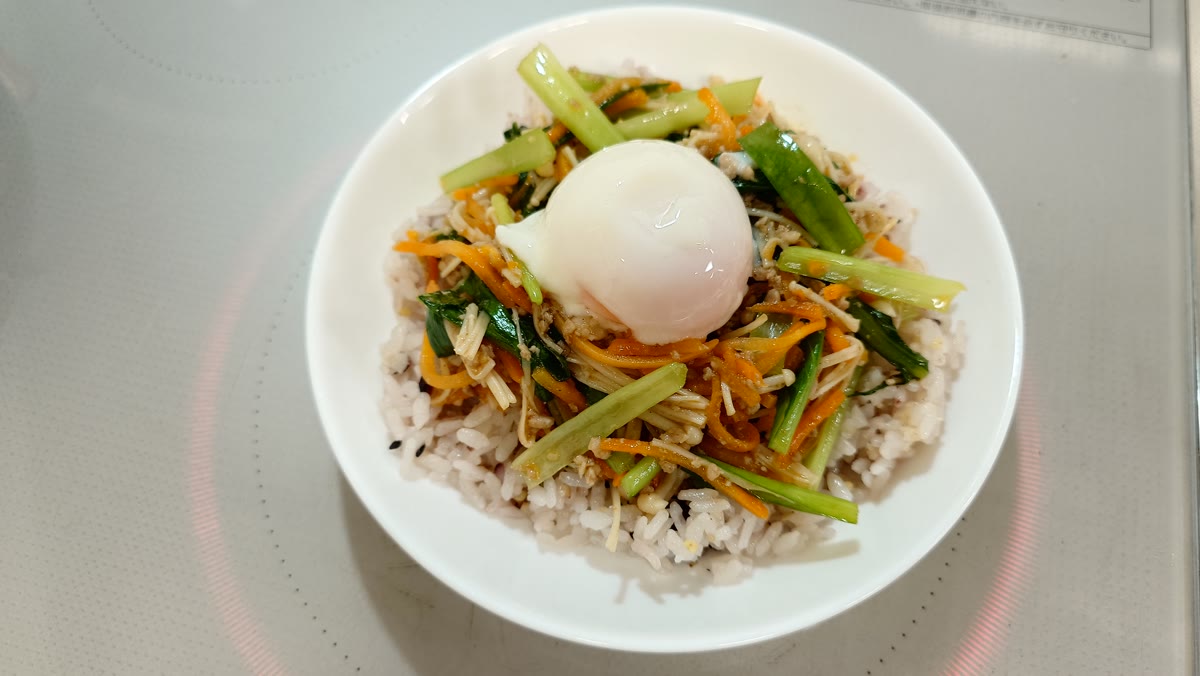 完成したジューシーそぼろと野菜のビビンバ
